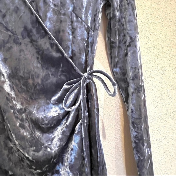 LULU’S Galiana Blue Grey Velvet Long Sleeve Wrap Dress womens size XS - Picture 5 of 12